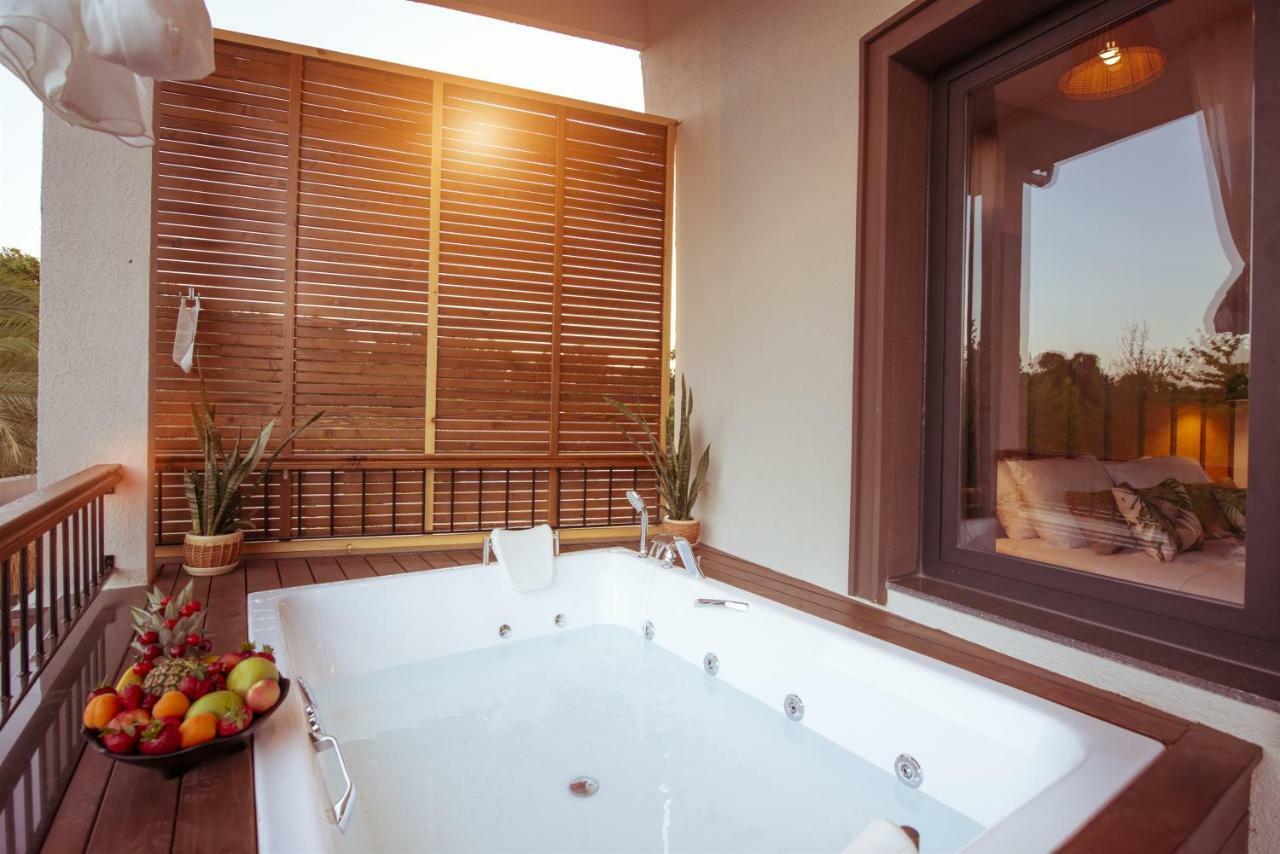 Deluxe Room Spa Bath Pool View,813850112:JPEG