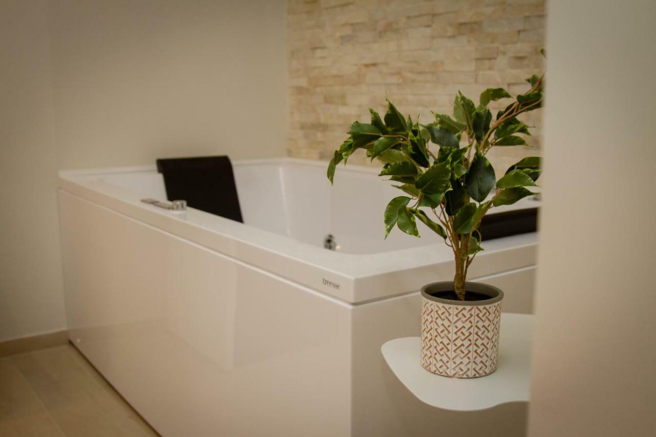 Deluxe Suite Spa Bath