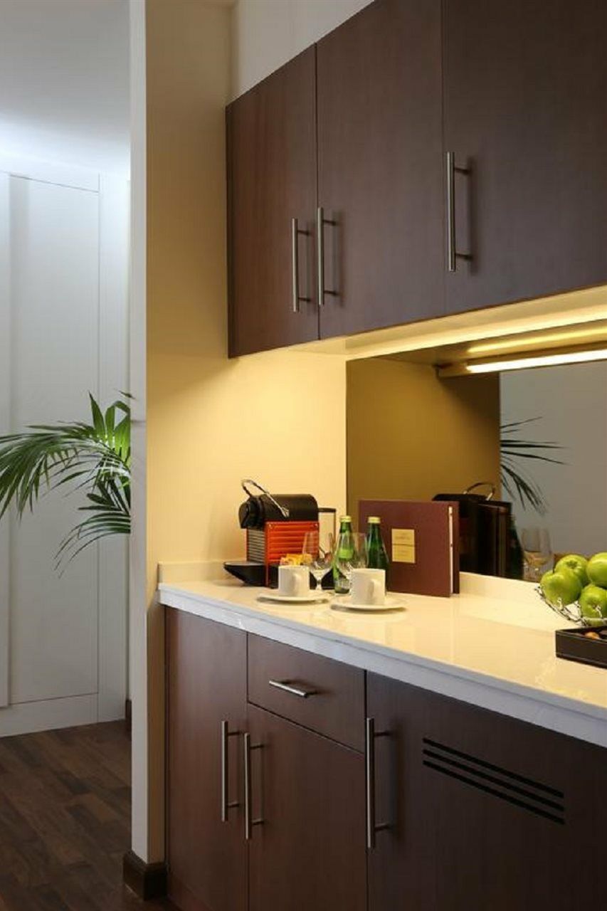 Deluxe Room – Complimentary Transfer to Mall of the Emirates, Insurance Market Metro Station & Jumeirah Beach