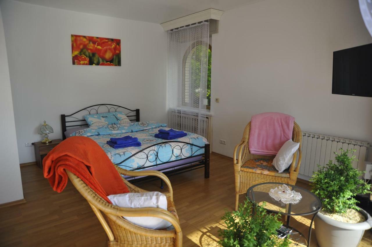 Doppelzimmer mit Gemeinschaftsbad und Balkon