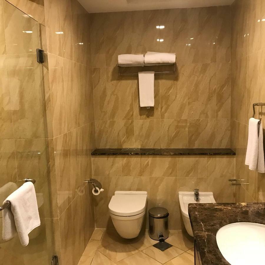 Deluxe Three Bedroom Penthouse - Complimentary Transfer to Mall of the Emirates, Insurance Market Metro Station & Jumeirah Beach