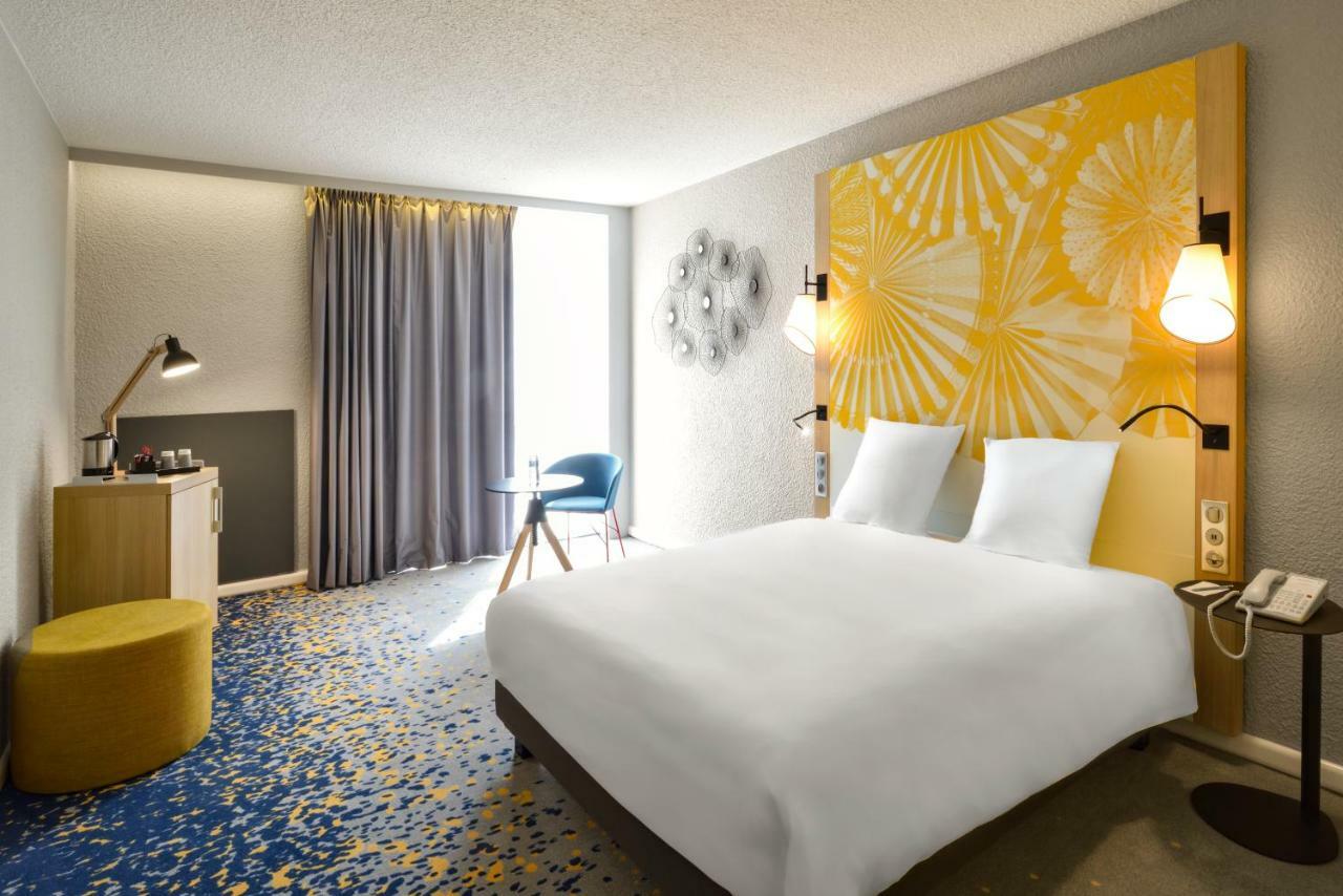 2 Adjacent Rooms