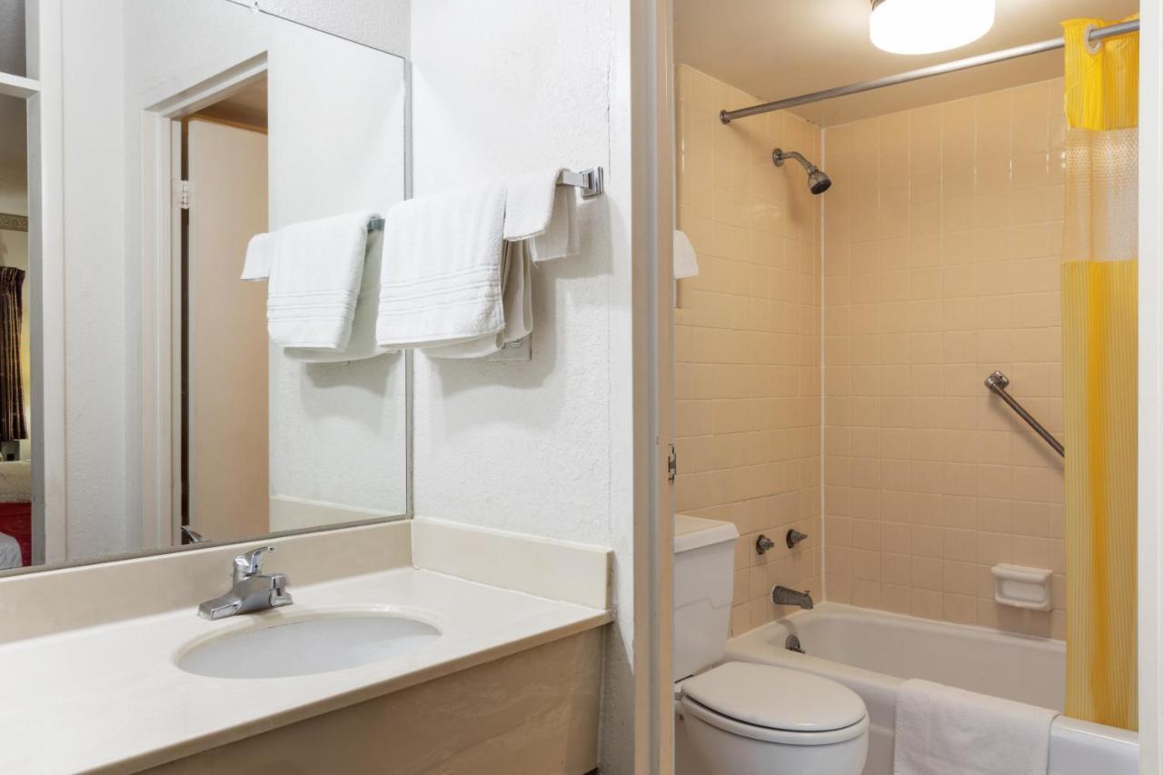 Deluxe Double Room (1 adult + 2 children)