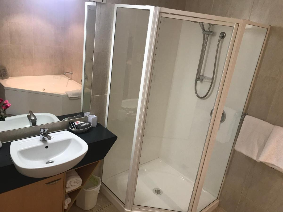 Studio with Spa Bath
