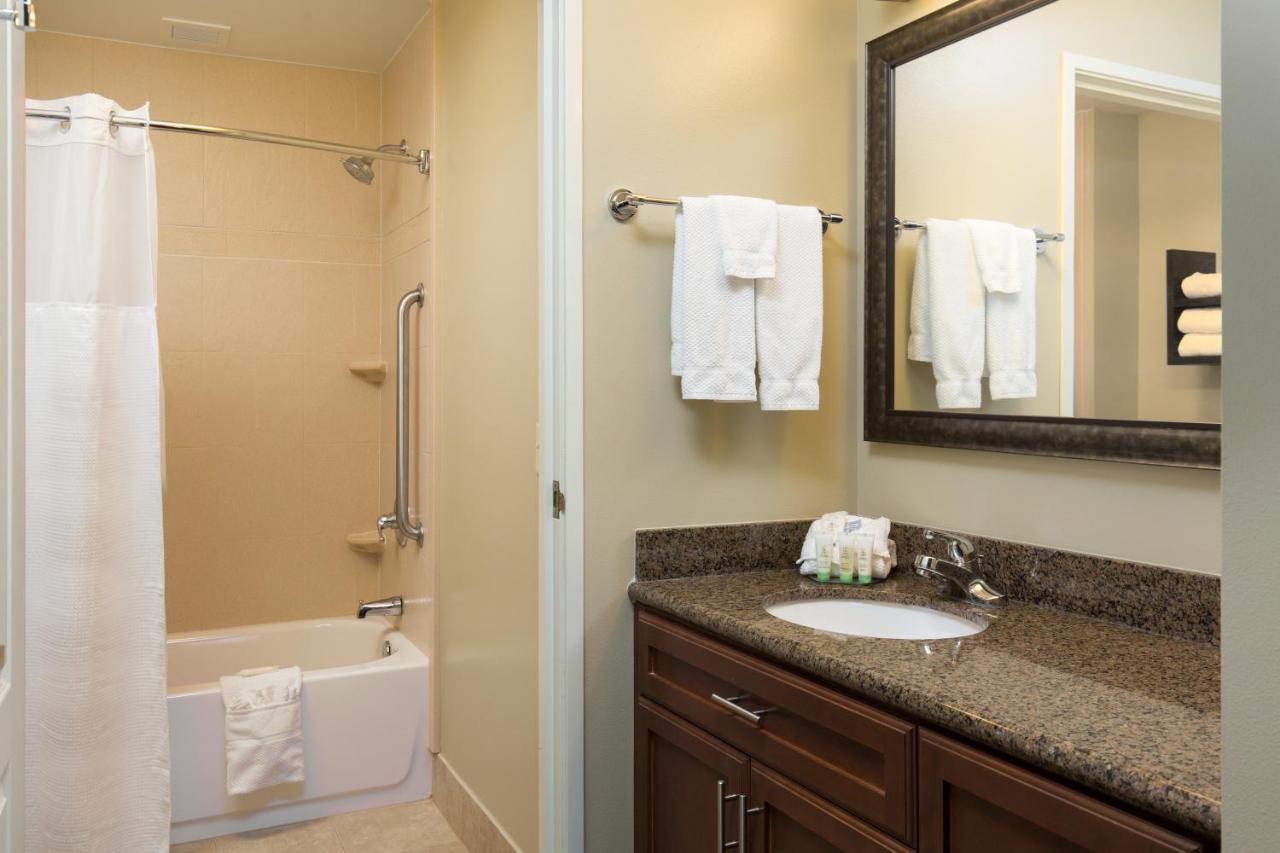 One-Bedroom King Suite Communications Accessible Tub,1704938358:JPEG