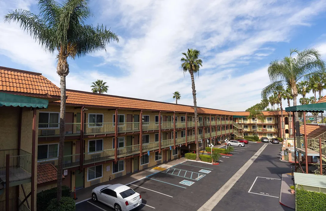 Super 8 By Wyndham Anaheim/Disneyland Drive-1