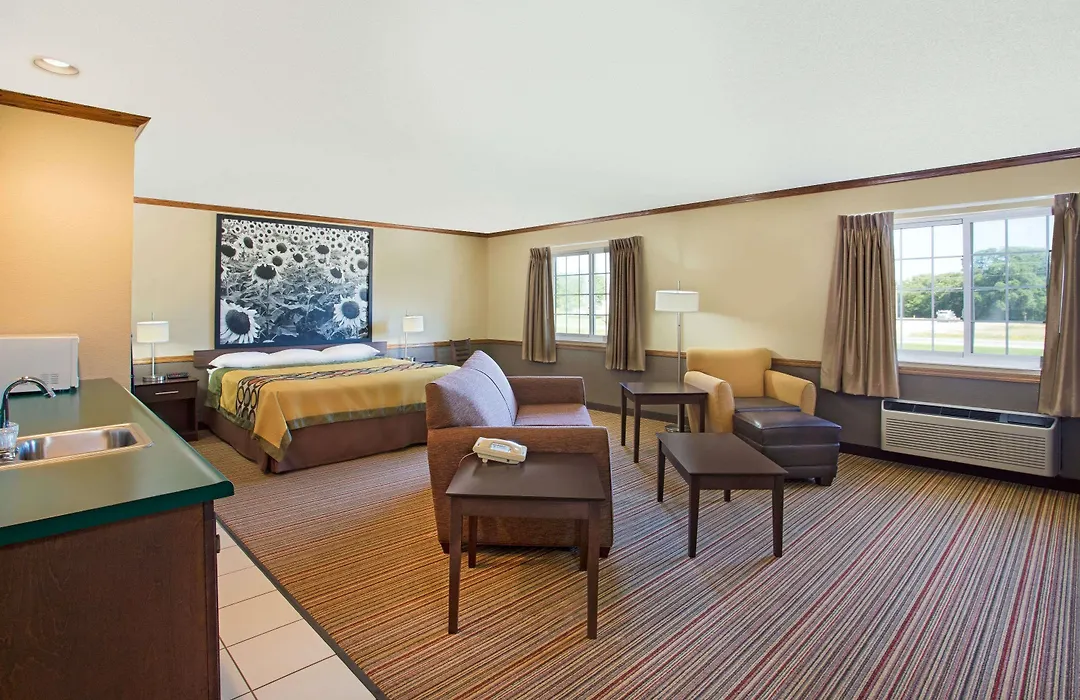 Super 8 By Wyndham New Hampton-1