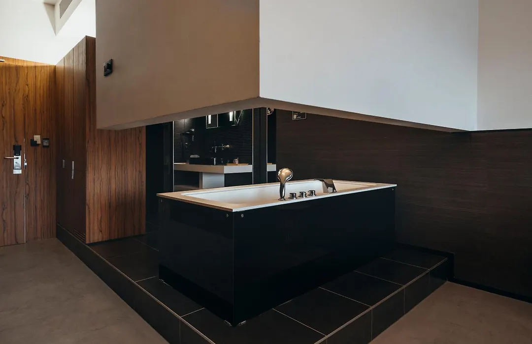 Carbon Hotel-1