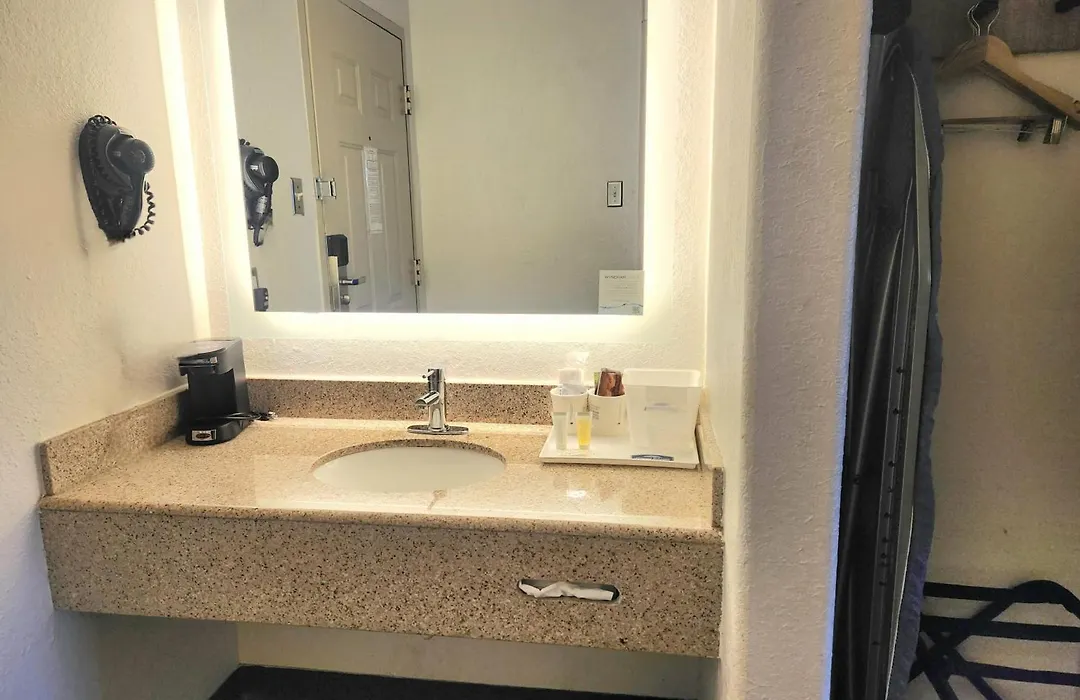 Howard Johnson By Wyndham Galveston-1