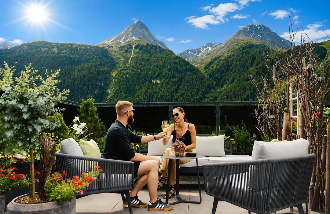 VIER Studios&Restaurant-1