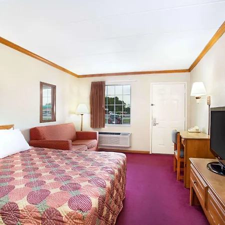 Days Inn By Wyndham Auburn-3