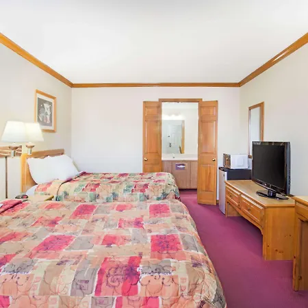 Days Inn By Wyndham Auburn-2