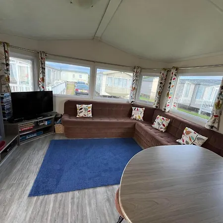 Ormesby Beach Haven: Pet-Friendly Family Retreat-2