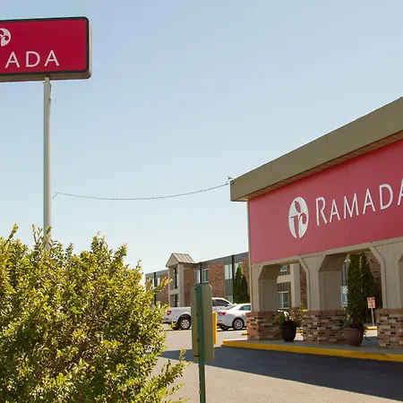 Ramada By Wyndham Bismarck-3