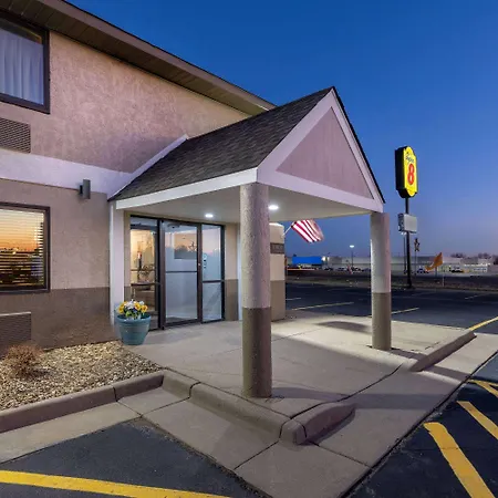 Super 8 By Wyndham Pratt-3