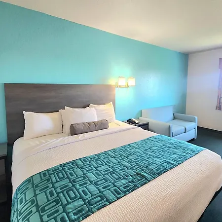 Howard Johnson By Wyndham Galveston-3
