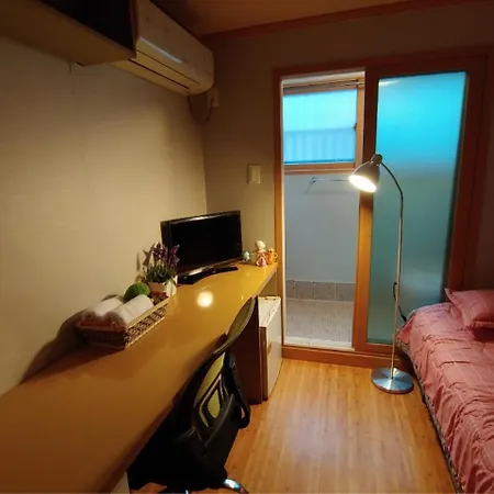 I Sleep Alone-2