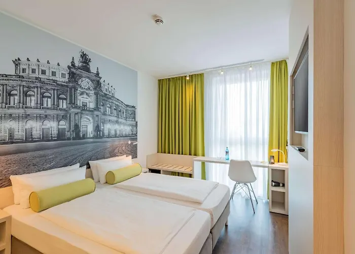 Super 8 By Wyndham Dresden Hotel