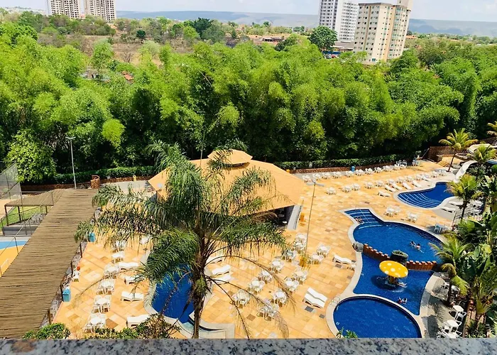 Águas Termais Naturais Piscinas Quentes 24 horas mais Acesso Incluso aos Parques Aquáticos dos Resorts Golden Dolphin Grande Hotel em Caldas Novas