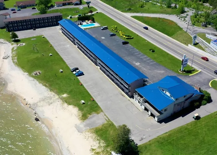Days Inn & Suites By Wyndham St. Ignace Lakefront