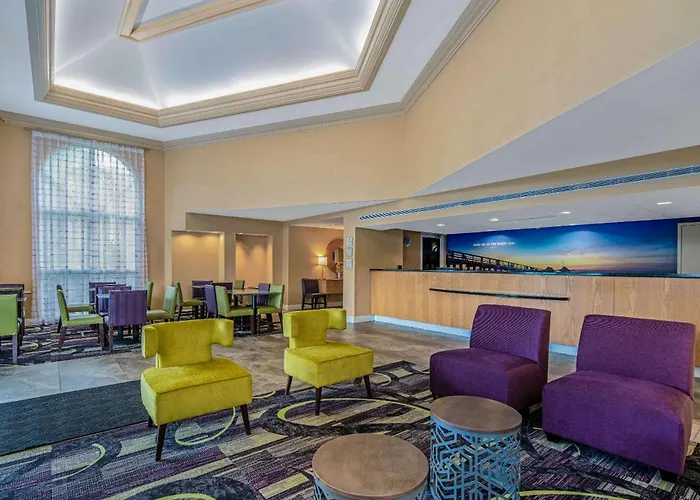 La Quinta By Wyndham Naples Downtown