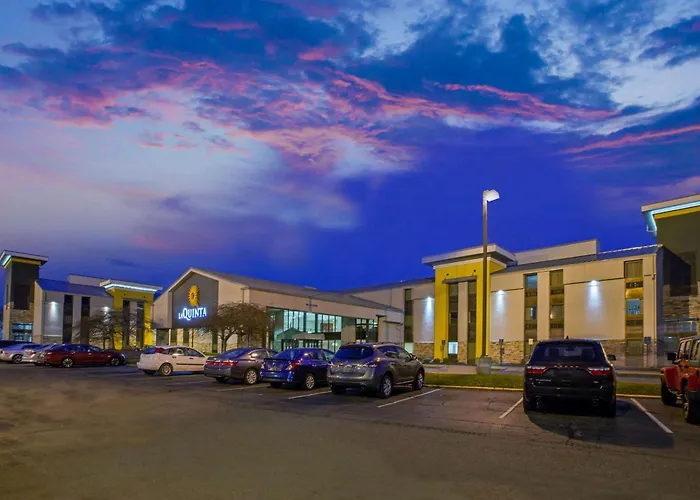 La Quinta Inn & Suites By Wyndham Detroit Metro Airport