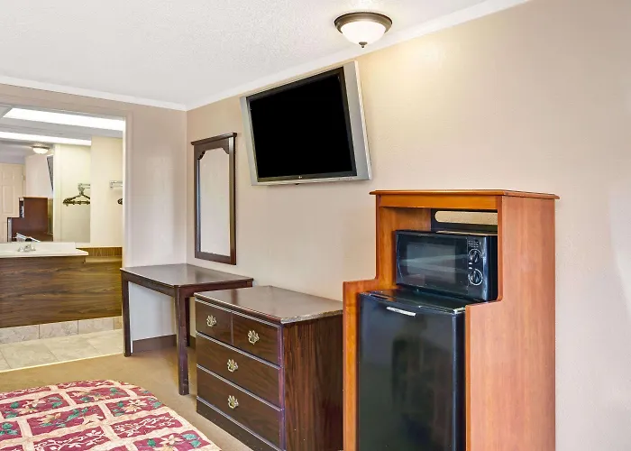 Knights Inn - Madison Heights