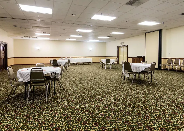 Econo Lodge Inn & Suites Conference Center Dublin