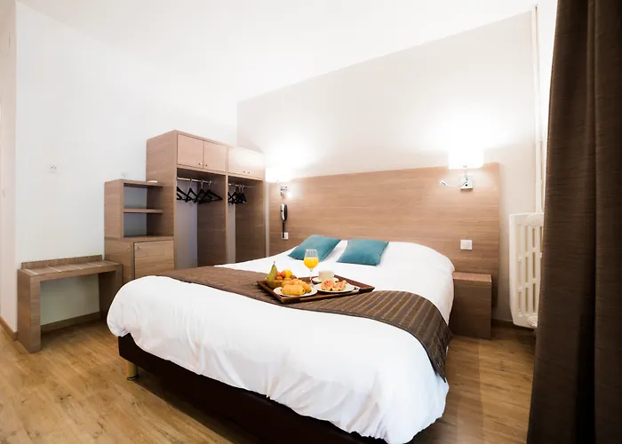 Logis Hotel Restaurant Le Cours