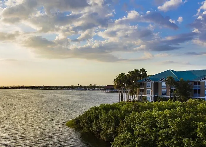 Condo Less Than 5 Min From Airport With Sunset Views