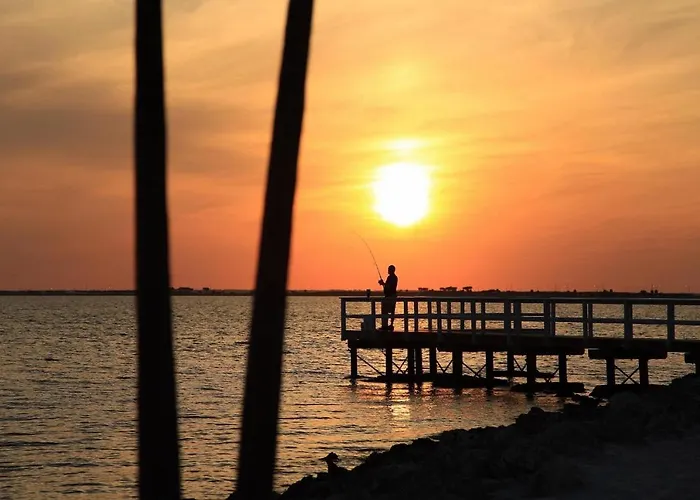 Condo Less Than 5 Min From Airport With Sunset Views