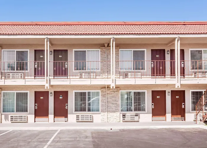 Days Inn & Suites By Wyndham Anaheim At Disneyland Park