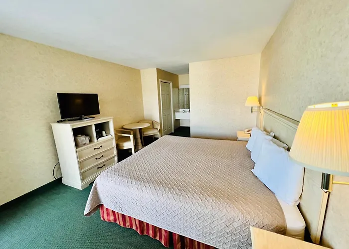 Court Plaza Inn & Suites Of Mackinaw