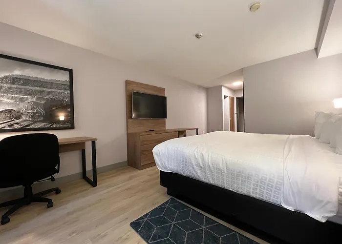 Super 8 By Wyndham Cornwall On