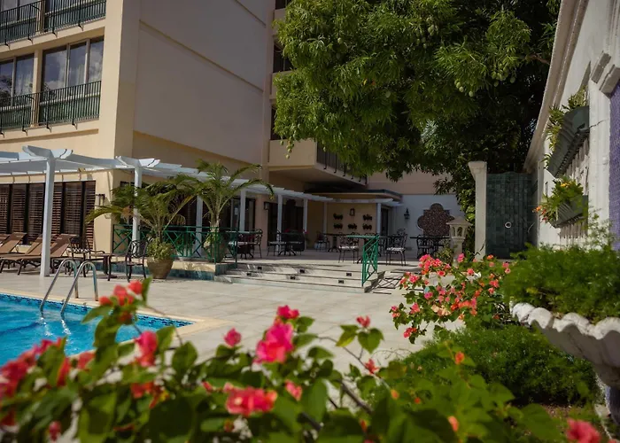 Courtleigh Hotel & Suites