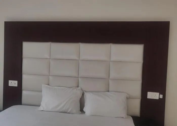 Tira Cafe & Hotel