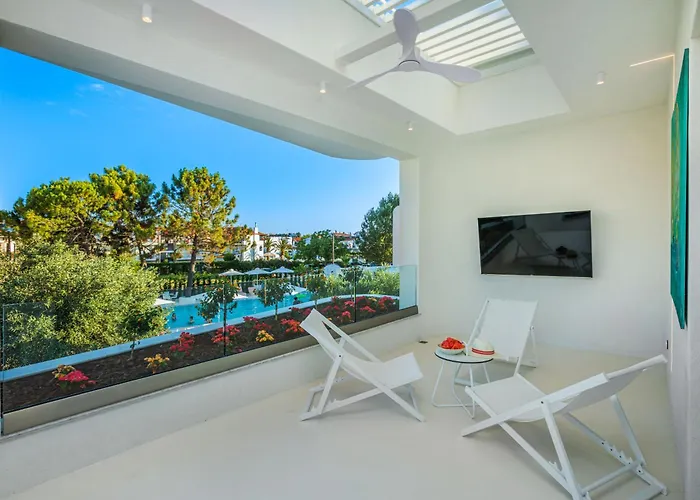 Cocoοns Suites & Villas Fourka