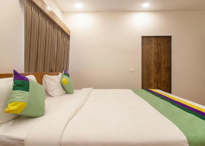 Treebo Elite Plaza, 700 Mtrs From Madikeri Fort