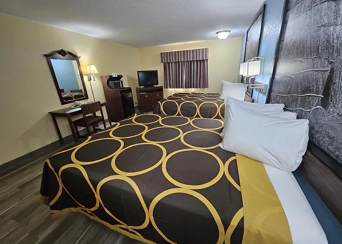 Super 8 By Wyndham Clinton Hotel