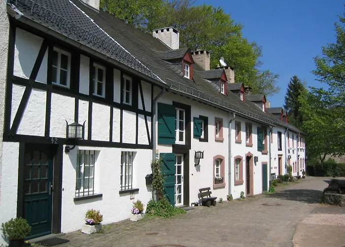 Burghaus&Villa Kronenburg