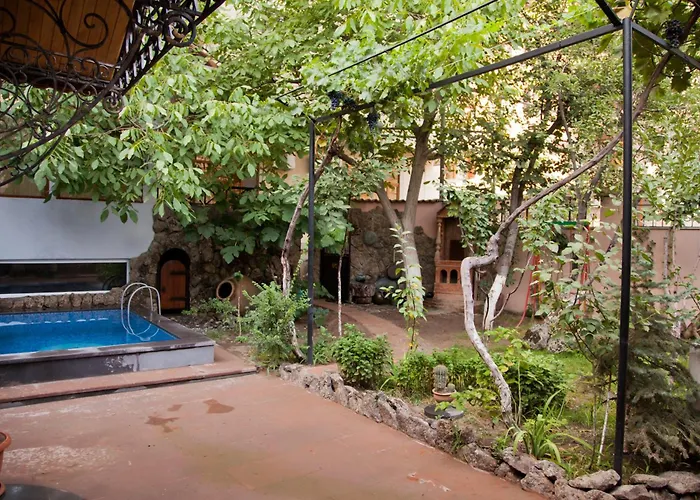 Hin Yerevantsi Hotel