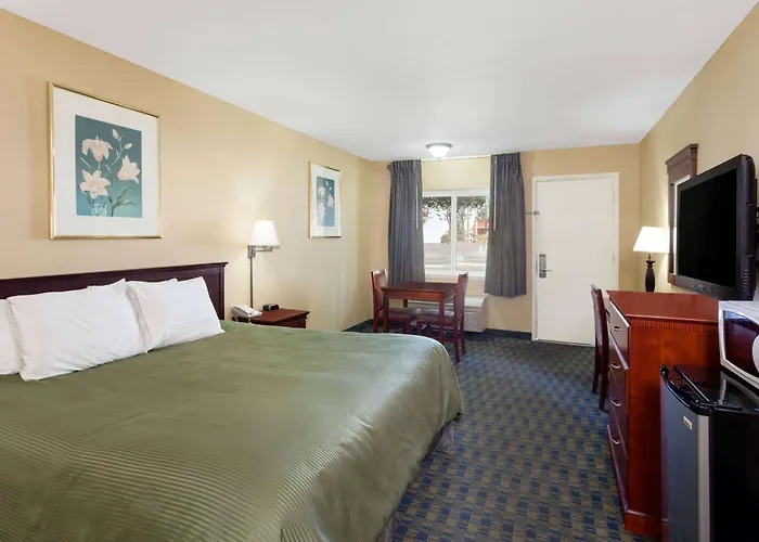 Travelodge By Wyndham Orange County Airport/ Costa Mesa