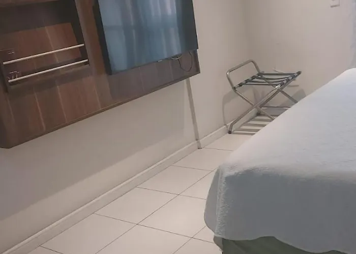 Flat Com Varanda, Quarto De Morador Hotel 106B
