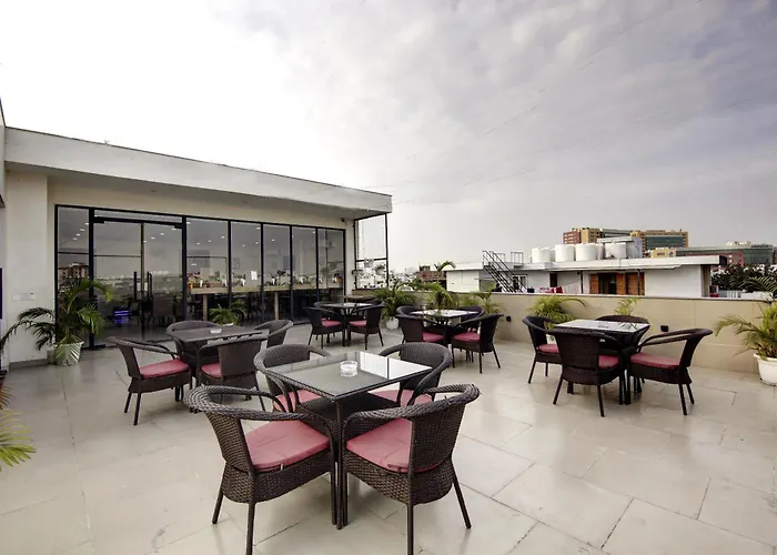 Saltstayz Select - Unitech Cyber Park