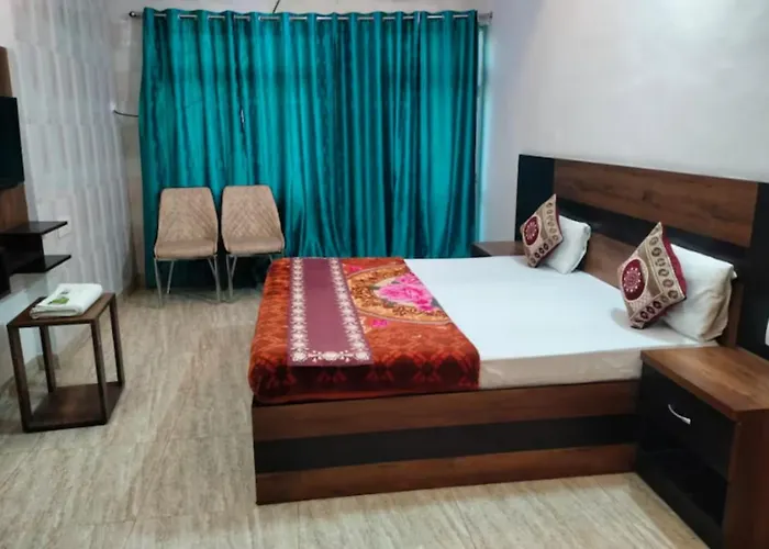 Goroomgo Hotel Nirmala Palace Ayodhya Near Shri Ram Janmabhoomi And Hanuman Garhi - Railway Station - Restaurant & Parking Facilities - Prime Location With Luxury And Spacious Room - Book Now