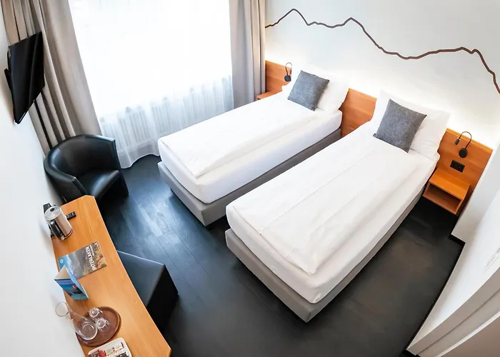 Hotel Merkur - West Station Lodge