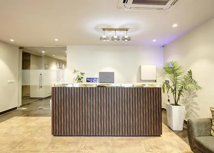 Saltstayz Select - Golf Course Road & Sector 27