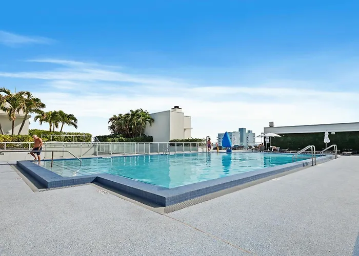 Hollywood Studios Condo