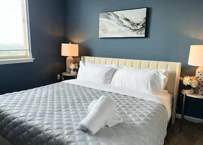 Elegant King Suite Metro Dc