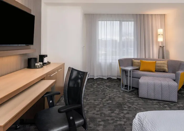 Courtyard By Marriott Detroit Farmington